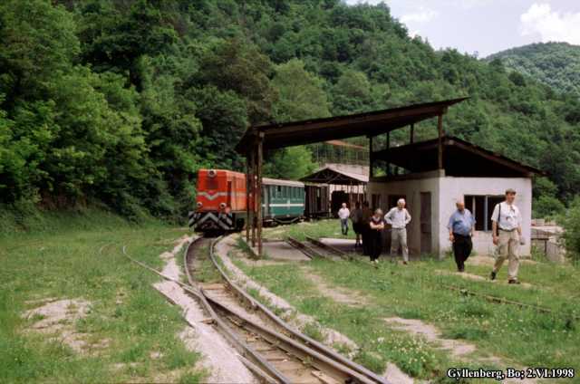 Vegyes vonat a Svéd turistákkal a Crăciuneasaa-i végállomásnál KM 13+400, Lelész község, Hunyad megye. Itt töltötték fel a dolomitot a kőkocsikba amelyet a közeli kőbányából bányáztak ki.