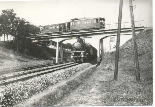 Kisvasúti motorkocsi a MÁV vonal fölött Sárospataknál 1930 után